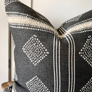 Funda de almohada para exterior de doble cara, color gris carbón, negro + almohada natural, decoración neutra de diamantes y rayas, almohadas para exterior de alto rendimiento