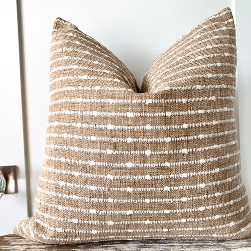 Housse de coussin effet raphia à rayures camel et crème : décoration bohème et rustique