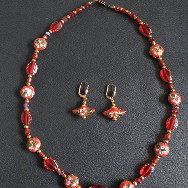 Ensemble collier et boucles d'oreilles en perles chinoises