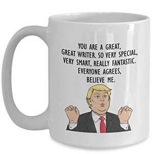 Könnte beinhalten: Eine weiße Keramik-Kaffeetasse mit einer Schwarzweiß-Illustration eines Mannes mit blonden Haaren und einer roten Krawatte. Die Tasse hat einen Text, der lautet "You are a great, great writer. So very special, very smart, really fantastic. Everyone agrees, believe me."