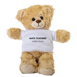 Può includere: Un orsacchiotto di peluche marrone che indossa una maglietta bianca con il testo "MATH TEACHERS really count".