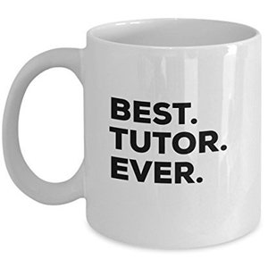 Könnte beinhalten: Weiße Keramik-Kaffeetasse mit schwarzem Text, der "BEST. TUTOR. EVER." lautet.
