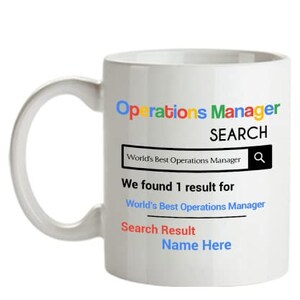 Peut inclure: Mug en céramique blanche avec un design de barre de recherche Google. Le texte indique "Operations Manager Search" et "We found 1 result for World's Best Operations Manager". Le résultat de la recherche est "Search Result Name Here".