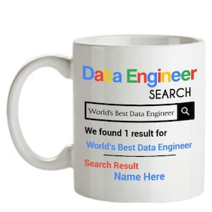 Op de afbeelding: Een witte keramische mok met een Google-zoekbalkdesign. De tekst luidt "Data Engineer Search" en "World's Best Data Engineer". De zoekresultaten tonen "We found 1 result for World's Best Data Engineer" en "Search Result Name Here".