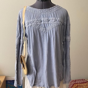 Top de manga larga de crochet Free People, algodón azul claro, talla S
