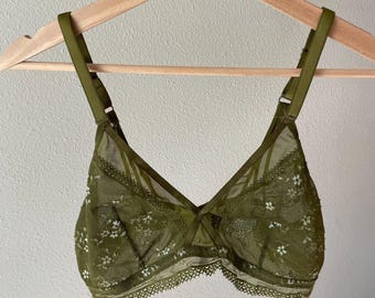 モスグリーンのレース透け感のある花柄ブラレット、妖精のような気まぐれなデザイン | サイズL