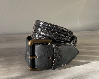 Cinturón trenzado de cuero marrón vintage de los años 90