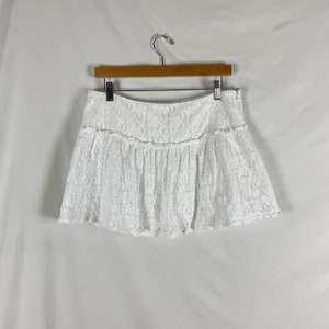 Mini-jupe taille basse en dentelle blanche de l'an 2000 | Taille 6 Moyenne