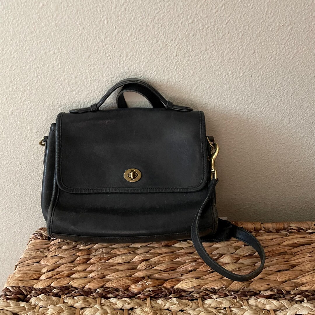 バッグ vintage COACH Boston handbag leather Vintage Coach 9135 Black Leather Slim Hippie Flap Saddle Bag