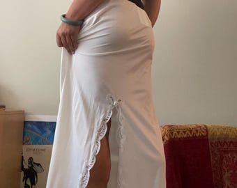 Gonna lunga vintage in nylon bianco con spacco in pizzo e fiocco, taglia L