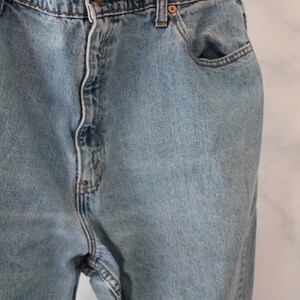 Puede incluir: Un par de pantalones vaqueros de mezclilla azul claro con cierre de bot&oacute;n y un solo bolsillo trasero.