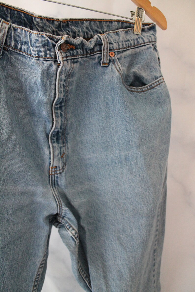 Puede incluir: Un par de pantalones vaqueros de mezclilla azul claro con cierre de bot&oacute;n y un solo bolsillo trasero.