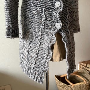 Cárdigan largo gris estilo hada boho caprichoso de BCBG vintage de los años 2000 imagen 4