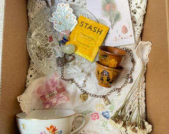 Caja de regalo misteriosa de estilo cottagecore / Tesoros, joyas y decoración del hogar de inspiración vintage / Paquete sorpresa de segunda mano con estética caprichosa / Regalo único