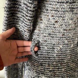 Puede incluir: Un juego de tres tazas de cer&aacute;mica con un acabado moteado y mate. Las tazas son en tonos crema, gris claro y gris oscuro. Cada taza tiene un dise&ntilde;o simple y minimalista, ideal para caf&eacute; o t&eacute;.