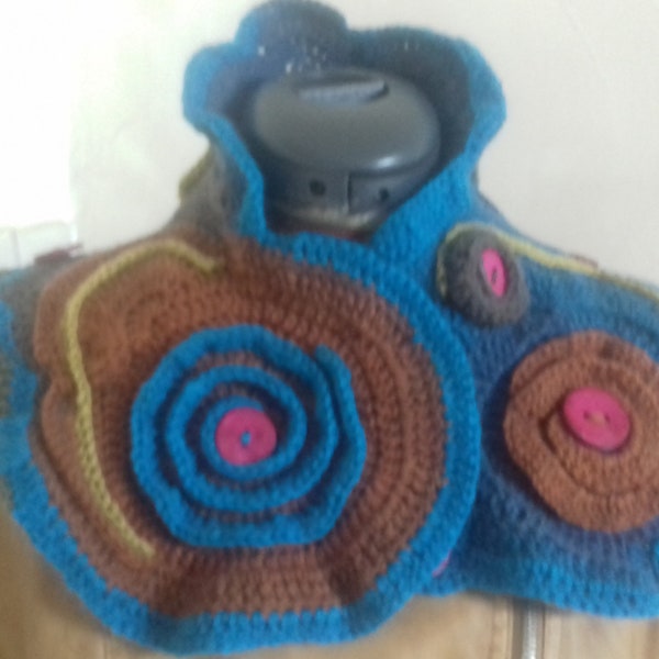 Châle au crochet - tour de cou original - hippie chic - avec fleurs en relief et boutons bois - couleurs automnales - art textile