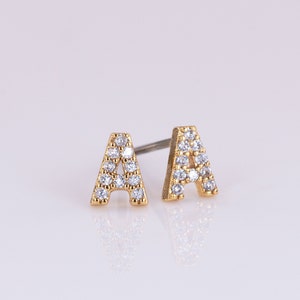 Pequeños pendientes con iniciales para mamá, brillantes, transparentes, con gemas pavé, nombre personalizado, regalo de San Valentín para novia, esposa, pequeñas joyas con letras