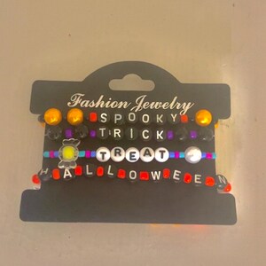 Juego de pulseras de Halloween: 4 pulseras de cuentas hechas a mano/Joyas espeluznantes y lindas/Cuentas de calabaza, araña, dulces y palabras/Regalos de fiesta de Halloween
