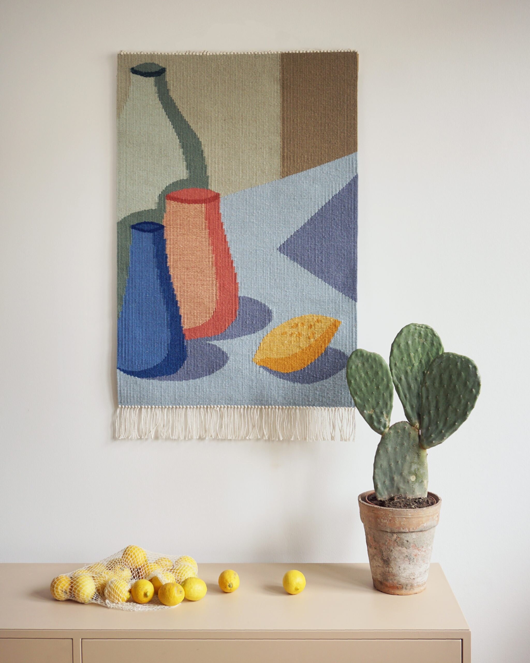 Tapisserie unique en laine recyclée STILLEBEN | illustration sur un tapis fait main | Décoration de style méditerranéen | Nature morte avec vases et citron