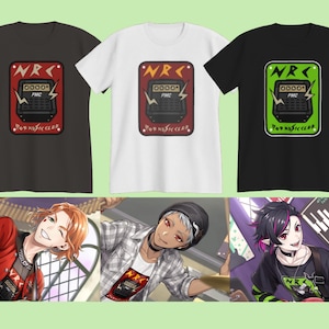 以下が含まれることがあります： チャコール、ホワイト、ブラックの半袖Tシャツ3枚。それぞれにNRCとPMCの文字が入った長方形のグラフィックがあり、稲妻が描かれたアンプと、下部に赤、白、または緑でPOP MUSIC CLUBという文字がデザインされています。
