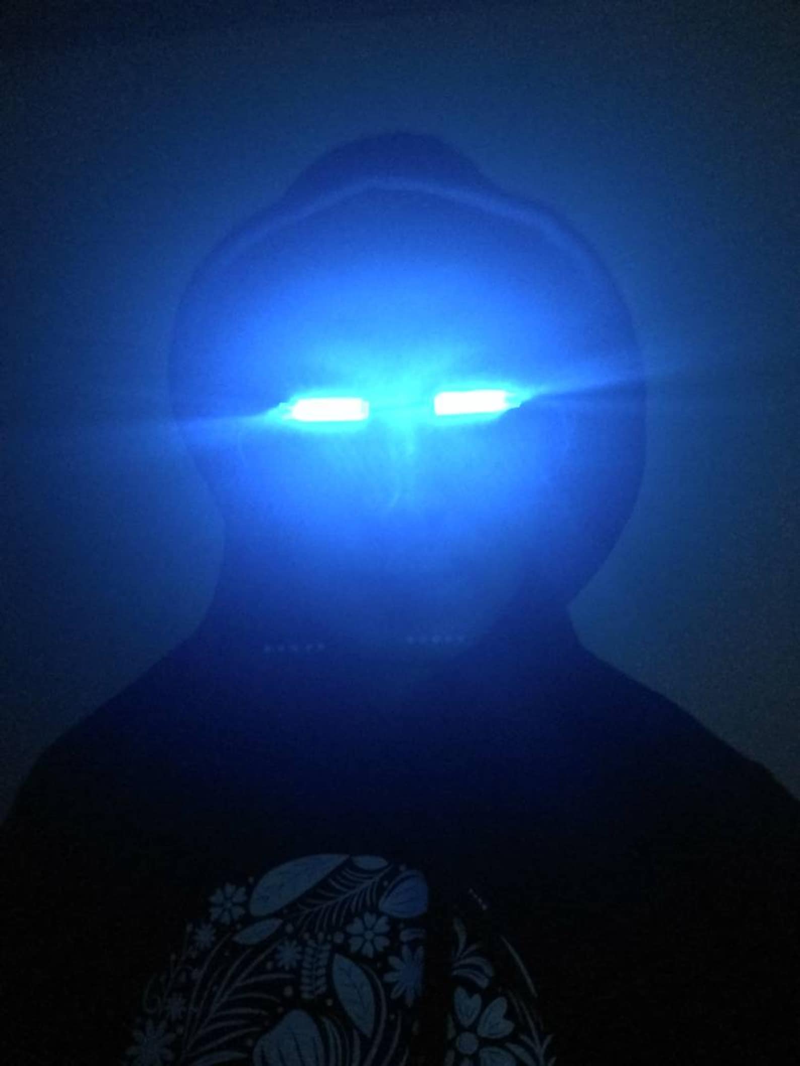 Горящие глаза. Глаза светятся в темноте. Парень со светящимися глазами. Светящиеся глаза. Неоновые линзы для глаз.