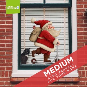 K&ouml;nnte beinhalten: Der Weihnachtsmann f&auml;hrt auf einem Roller mit einem Sack voller Geschenke auf dem R&uuml;cken. Eine schwarz-wei&szlig;e Katze beobachtet ihn von der Seite. Das Bild enth&auml;lt den Text "MEDIUM ALSO PERFECT FOR YOUR HOME" in Rot.
