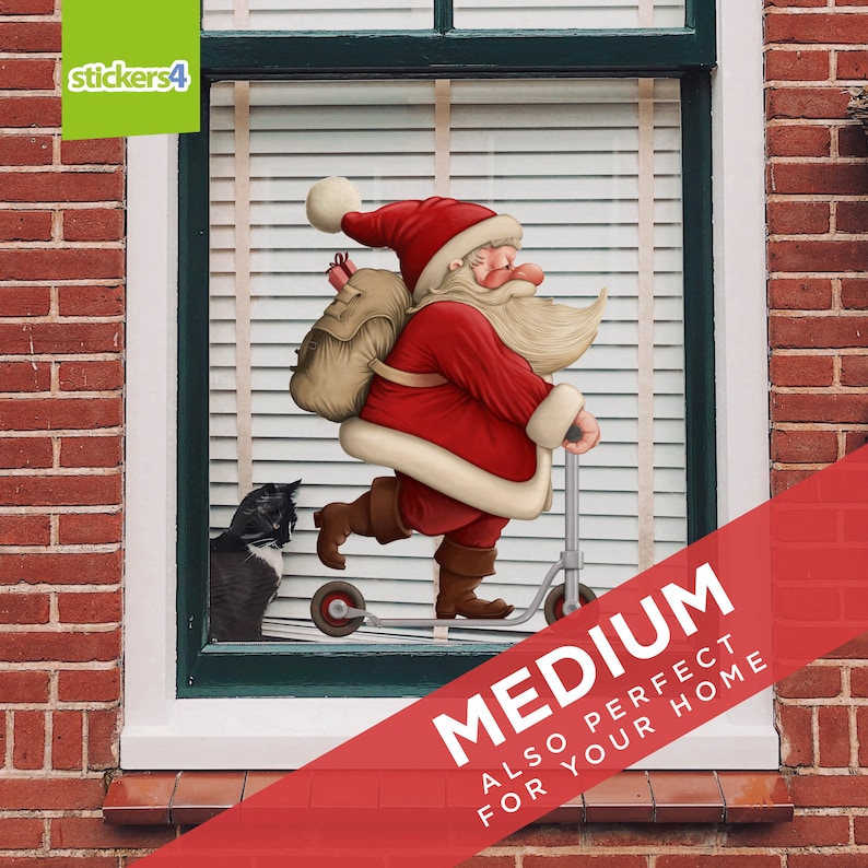 K&ouml;nnte beinhalten: Der Weihnachtsmann f&auml;hrt auf einem Roller mit einem Sack voller Geschenke auf dem R&uuml;cken. Eine schwarz-wei&szlig;e Katze beobachtet ihn von der Seite. Das Bild enth&auml;lt den Text "MEDIUM ALSO PERFECT FOR YOUR HOME" in Rot.