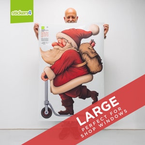 K&ouml;nnte beinhalten: Ein gro&szlig;er, rot-wei&szlig;er Weihnachtsmann-Aufkleber auf wei&szlig;em Hintergrund. Der Weihnachtsmann f&auml;hrt einen Roller und tr&auml;gt einen Sack mit Geschenken. Der Aufkleber ist mit "Vintage Santa Large" beschriftet.