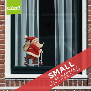 K&ouml;nnte beinhalten: Weihnachtsmann auf einem Roller mit einem Sack voller Geschenke auf dem R&uuml;cken. Der Aufkleber befindet sich auf einem Fenster mit einer Backsteinmauer dahinter. Der Text "SMALL ALSO PERFECT FOR YOUR HOME" befindet sich auf einem roten Banner.