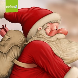 K&ouml;nnte beinhalten: Ein fr&ouml;hlicher Weihnachtsmann mit wei&szlig;em Bart und rotem Anzug tr&auml;gt eine gro&szlig;e braune Tasche auf dem R&uuml;cken. Er schaut nach rechts und hat ein verschmitztes L&auml;cheln im Gesicht.