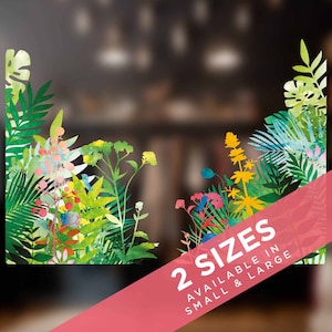 Könnte beinhalten: Ein rechteckiges Blumendesign mit einer Aquarellillustration verschiedener Pflanzen und Blumen in Grün-, Gelb-, Rosa- und Blautönen. Der Text "2 SIZES AVAILABLE IN SMALL & LARGE" ist auf einem diagonalen rosa Banner zu sehen.