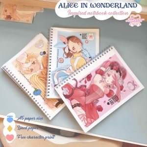 Op de afbeelding: Drie spiraalgebonden notitieboekjes met Alice in Wonderland geïnspireerde omslagen. De omslagen bevatten illustraties van personages uit het verhaal. De notitieboekjes zijn A5-formaat en hebben gestreept papier. De tekst op de omslagen luidt "Alice in Wonderland" en "Geïnspireerde notitieboekcollectie".
