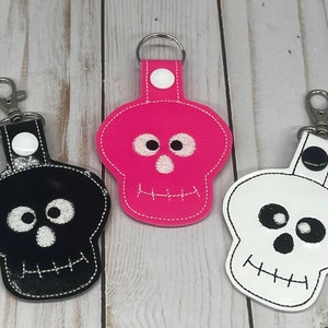 Skull Keychain, Skeleton Keychain, Halloween Keychain, Skull Bag Tag, Halloween Gift, Skull Tag, Halloween Tag, Skull Snaptab, Skeleton Head