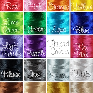 Puede incluir: Una cuadr&iacute;cula de coloridas bobinas de hilo, cada una etiquetada con un nombre de color en cursiva. Los colores incluyen rojo, rosa, naranja, amarillo, verde lima, verde, aguamarina, azul, morado claro, morado, rosa intenso, negro, gris, plata, blanco, marr&oacute;n, beige, dorado y crema.