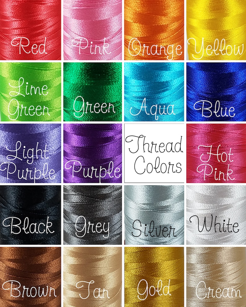 Puede incluir: Una cuadr&iacute;cula de coloridas bobinas de hilo, cada una etiquetada con un nombre de color en cursiva. Los colores incluyen rojo, rosa, naranja, amarillo, verde lima, verde, aguamarina, azul, morado claro, morado, rosa intenso, negro, gris, plata, blanco, marr&oacute;n, beige, dorado y crema.