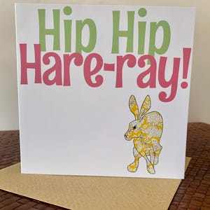 Biglietto di auguri con lo slogan "Hip Hip Hare-ray". Biglietto di auguri per Pasqua, compleanni o altri eventi celebrativi, come per dire "Ben fatto"!