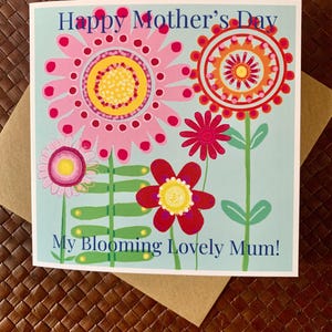 Carte de fête des mères avec le slogan « Ma belle maman qui fleurit ! ». Carte de voeux pour le dimanche des mères pour votre maman