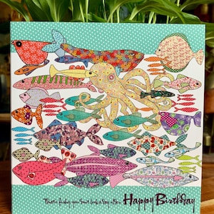 Divertente biglietto di auguri di compleanno con pesce e polpo - Biglietto stampato e disegnato a mano con lo slogan "È un pesce, non sembri più vecchio di un giorno, buon compleanno"