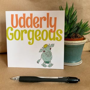 Carte d'anniversaire drôle - Carte de voeux d'anniversaire humoristique - Carte imprimée dessinée à la main pour les amis et la famille avec le slogan « Udderly Gorgeous »