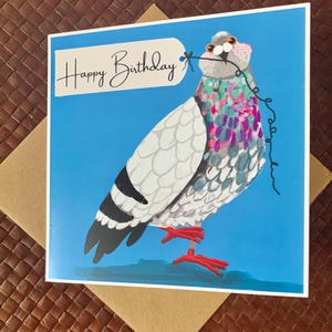Verjaardagskaart duif, grappige verjaardagskaart van duiven met 'Happy Birthday' in de bek, Fijne verjaardagskaart.