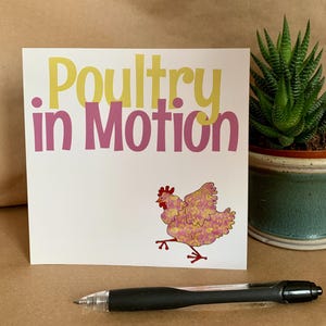 Cartão de aniversário engraçado - Cartão de aniversário bem-humorado - Cartão desenhado à mão impresso para amigos e familiares com o slogan "Aves em movimento"