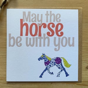 Tarjeta de cumpleaños divertida, tarjeta de felicitación de cumpleaños humorística, tarjeta impresa a mano para amigos y familiares con el lema "Que el caballo te acompañe".