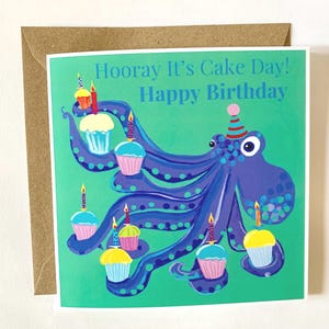 Carte d'anniversaire amusante pour les amis de Octopus portant des gâteaux, avec le slogan « Hourra, c'est le jour du gâteau ! Joyeux anniversaire