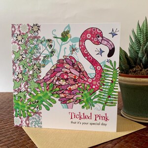 Cartão de aniversário engraçado com flamingo - Cartão de aniversário ou formatura bem-humorado - Cartões para amigos com o slogan engraçado 'Tickled pink...'
