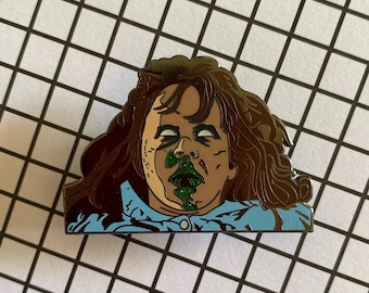 Pin de esmalte de chica poseída