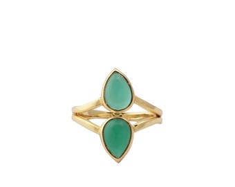 Puede incluir: Un anillo de oro con dos piedras preciosas verdes en forma de lágrima.