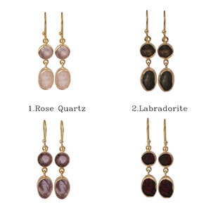 Könnte beinhalten: Vier Paar goldene Ohrhänger mit verschiedenen Edelsteinen. Die Ohrringe haben jeweils zwei Steine, einen runden und einen ovalen. Die Steine sind: 1. Rosenquarz, 2. Labradorit, 3. Lila Amethyst und 4. Rubin.