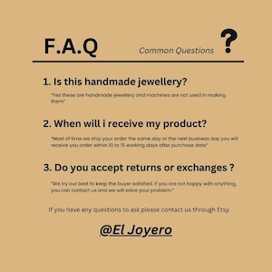 Op de afbeelding: Een pagina met veelgestelde vragen (FAQ) in een vraag-en-antwoordformaat. De pagina heeft de titel "F.A.Q." en "Veelgestelde vragen". De vragen zijn: "Is dit handgemaakte sieraden?", "Wanneer ontvang ik mijn product?", en "Accepteert u retourzendingen of omruilingen?" De antwoorden staan tussen aanhalingstekens. De pagina eindigt met de tekst "Als u vragen heeft, neem dan contact met ons op via Etsy @El Joyero".