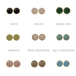 Op de afbeelding: Assortiment van edelsteen oorbellen in verschillende kleuren, waaronder groene onyx, opaliet, ioliet, prehniet, witte maansteen, aquachalcedoon, roze chalcedoon, grijze chalcedoon en blauwe chalcedoon.