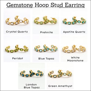 Puede incluir: Pendientes de aro con tachuelas dorados con varias piedras preciosas, incluyendo cuarzo cristal, prehnita, cuarzo apatito, peridoto, topacio azul, piedra lunar blanca, topacio azul de Londres y amatista verde. El texto "Gemstone Hoop Stud Earring" está en la parte superior.